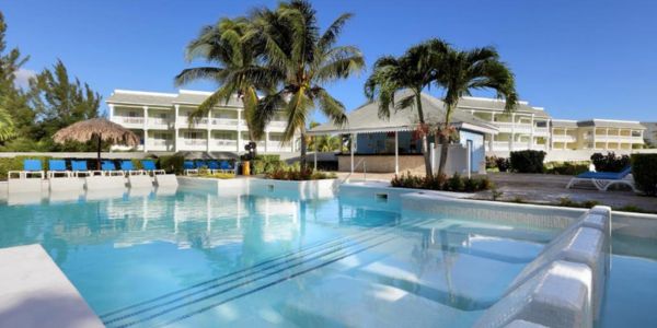 airport-transfer-to-grand-palladium-pool
