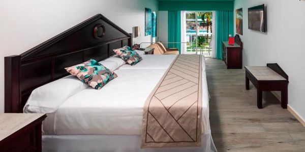 airport-transfer-to-riu-ocho-rios-bedroom