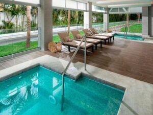airport-transfer-to-riu-ocho-rios-indoor-pool