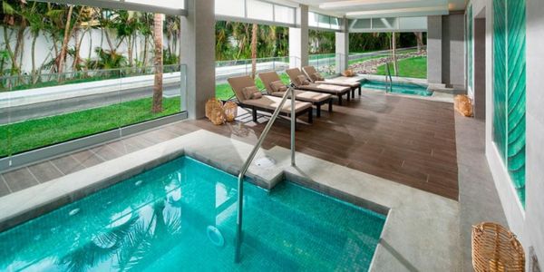 airport-transfer-to-riu-ocho-rios-indoor-pool
