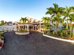 airport-transfer-to-royal-decameron-club-caribbean-entrance