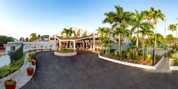 airport-transfer-to-royal-decameron-club-caribbean-entrance