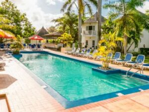airport-transfer-to-royal-decameron-club-caribbean-pool