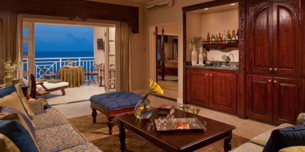 airport-transfer-to-sandals-ochi-living-room
