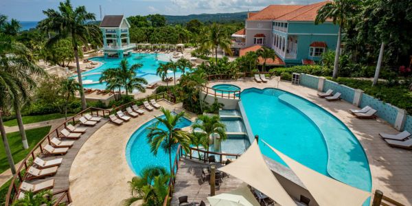 airport-transfer-to-sandals-ochi-pool