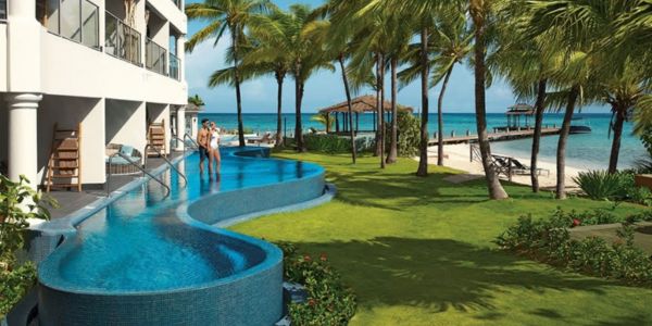 airport-transfer-to-zoetry-private-pool