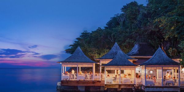 island-dream-tour-airport-transfer-to-ocho-rios-hotel-night-view