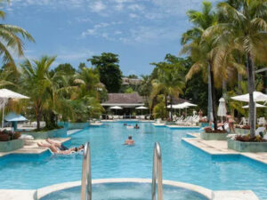island-dream-tour-couples-negril-pool island-dream-tour-couples-negril-pool