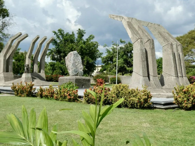 affordable-tours-jamaica-attractions-kingston-city-tour-heroes-park-2.jpg