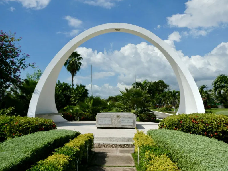 affordable-tours-jamaica-attractions-kingston-city-tour-heroes-park.jpg