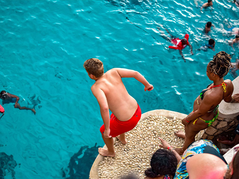 affordable-tours-jamaica-attractions-ricks-cafe-jump.jpg
